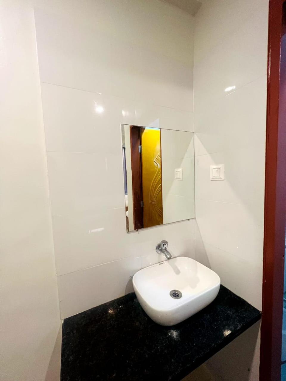 Hotel Sai Smruti Širdi Exteriér fotografie